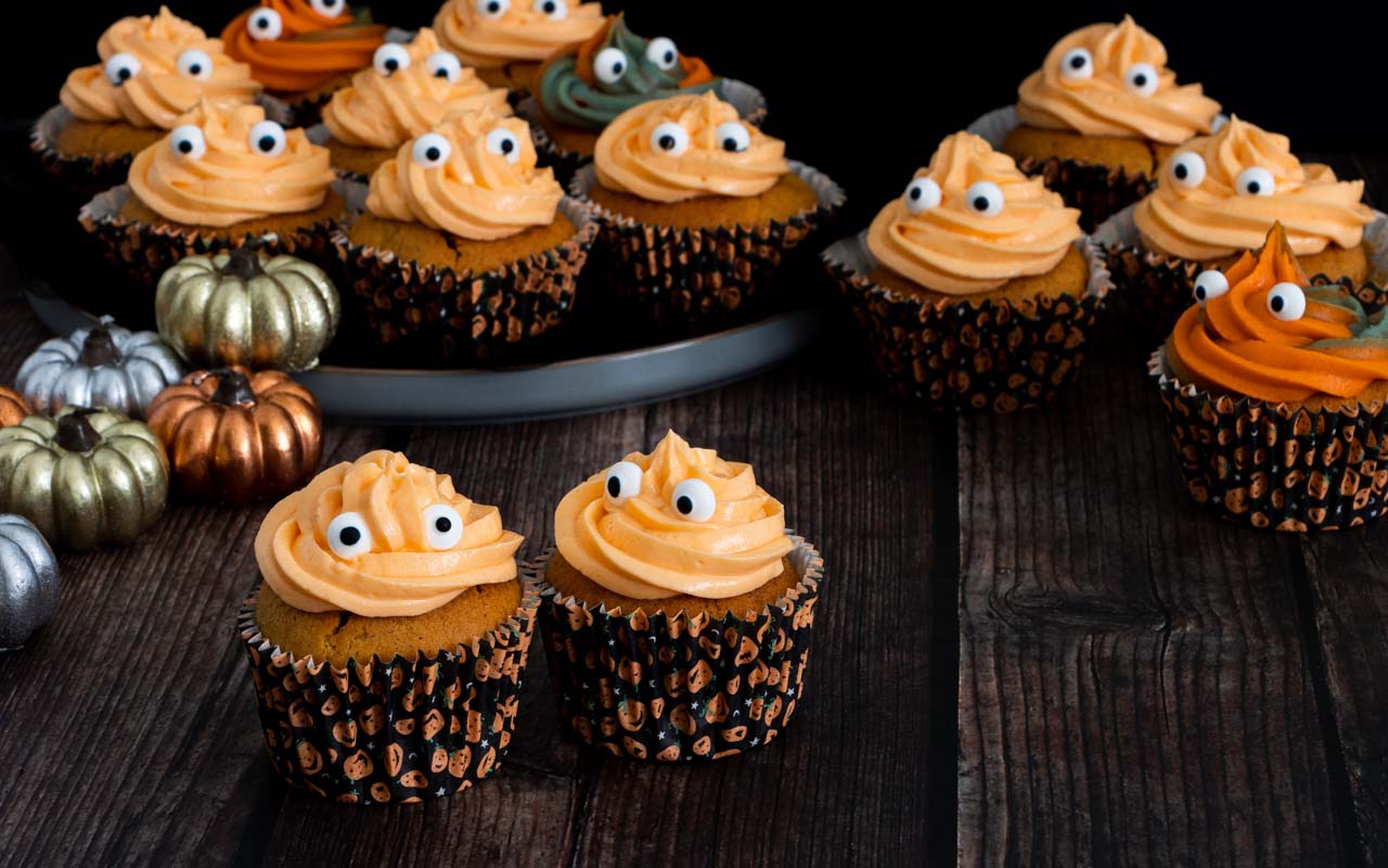 halloween pumpkin cupcakes landscape